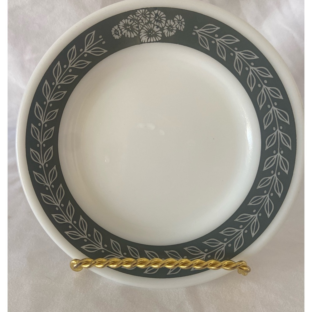 (3) Vintage Pyrex plates